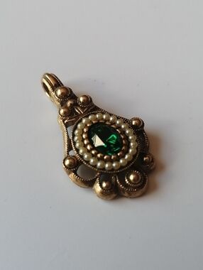1976 Avon Versailles Pendant Emerald Green Cabochon Faux Seed Pearls